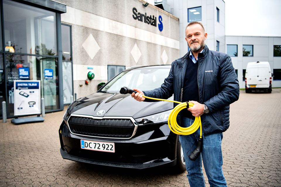 Kim Trandberg Kjøller var den første sælger i Sanistål, der skiftede til en elbil. 