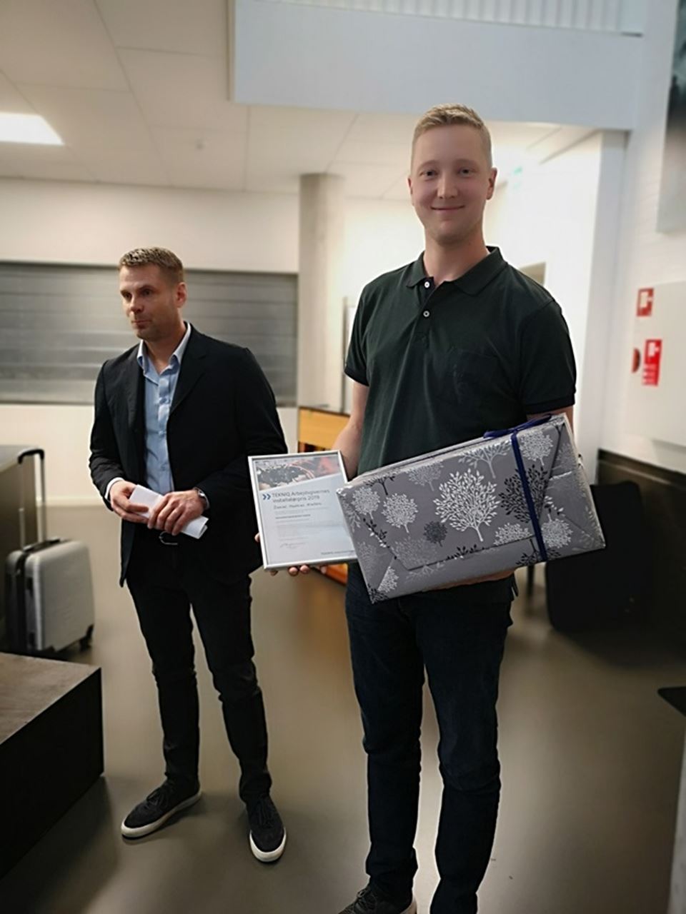 Daniel Mathias Nielsen (t.h.) fik overrakt installatørprisen af direktør Torben Larsen.